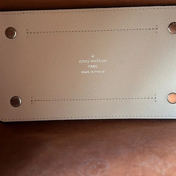 Louis Vuitton Authentic Limited Hina PM in Mahina Crème Shoulder Bag SOLD OUT - Picture 10 of 16